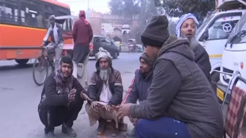 दिल्ली में गिरेगा तापमान, सुबह-शाम ठिठुरन का एहसास, यूपी में छाया कोहरा, पहाड़ों पर लगातार बर्फबारी