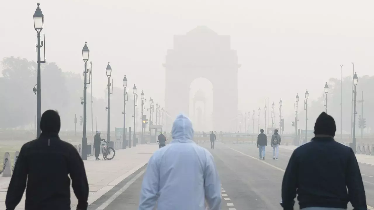आखिर कब मिलेगी राहत! दिल्ली-NCR में ठंड-प्रदूषण का डबल अटैक, गाज़ियाबाद का AQI 434 पार; जानें अगले 7 दिन का मौसम अलर्ट