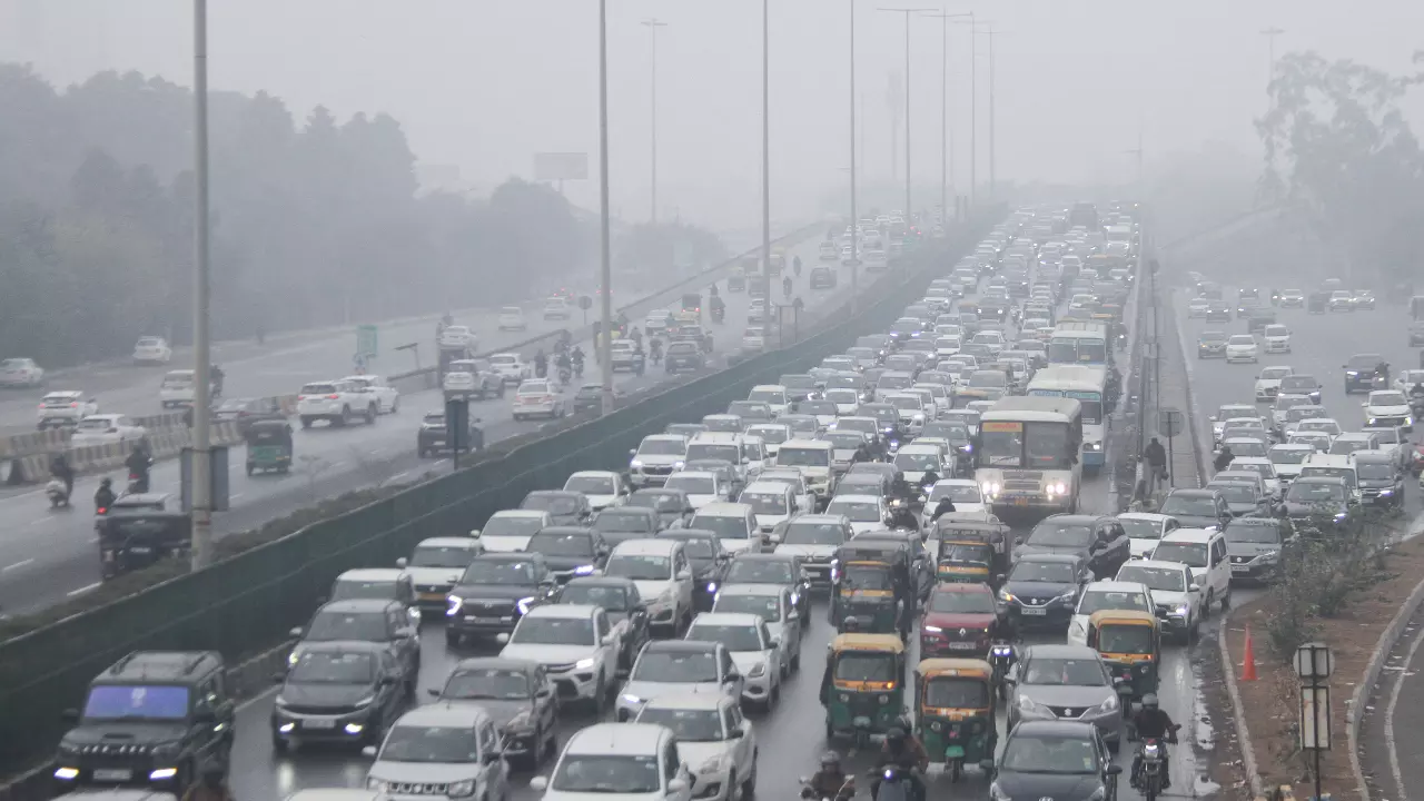 दिल्ली-NCR की हवा हुई जहरीली, ग्रेटर नोएडा सबसे प्रदूषित शहर; इन राज्यों में झमाझम बारिश की संभवाना