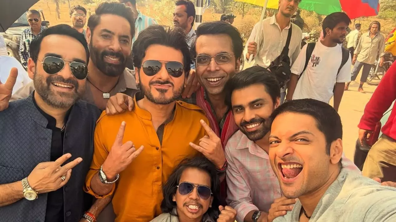 हमारा जरा ब्हेट कीजिएगा... गुड्डू भैया ने शेयर की मिर्जापुर मूवी के सेट की BTS फोटो, कालीन भैया संग दिखे Jitendra Kumar, यूजर्स बोले-अब मचेगा असली भौकाल