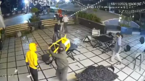 कैफे के अंदर अचानक घुसे युवक, फिर जमकर की तोड़फोड़, पुलिस ने ऐसे सिखाया सबक, निकलवाया  जुलूस| VIDEO