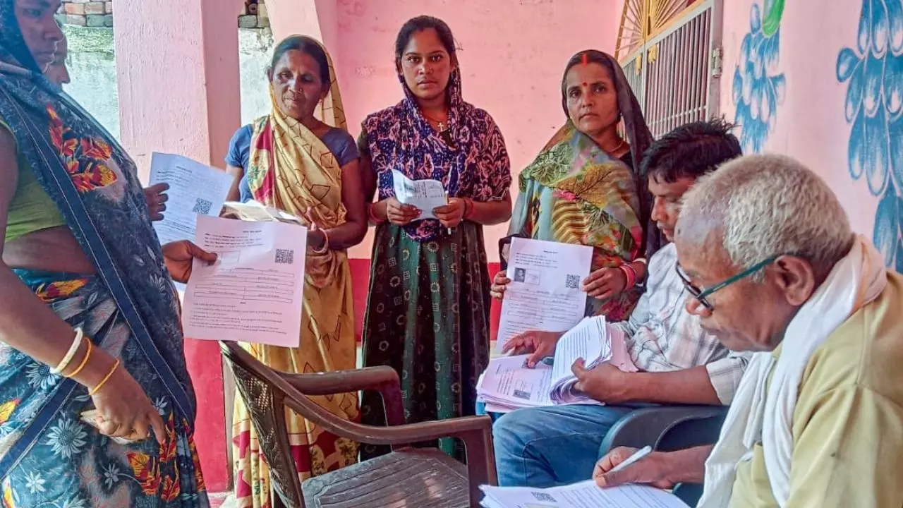 SIR पर उठते सवाल! EC ड्राफ्ट में था नागरिकता कानून, अंतिम आदेश में ‘अधूरा पैराग्राफ’; व्हाट्सऐप पर मिली मंज़ूरी