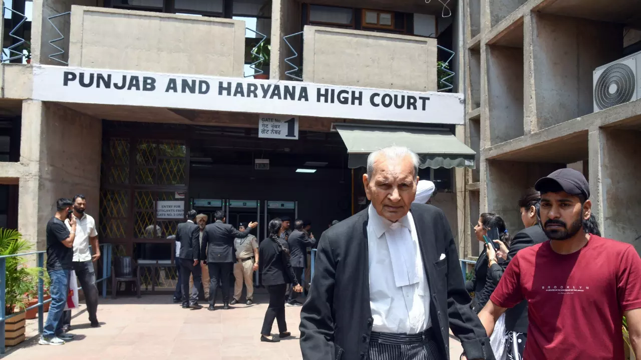 MLA के सामने न खड़े होने पर कार्रवाई? HC ने कहा - ‘समझ से परे’, हरियाणा पर 50k जुर्माना, डॉक्टर को NOC जारी करो