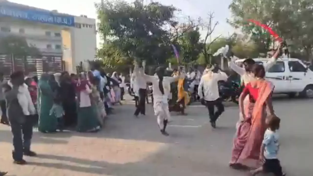 हम आत्मा लेने आए हैं...ढोल-थाली, तलवार और मंत्रोच्चार के बीच आत्मा लेने पहुंचे गांव वाले- देखिए वीडियो