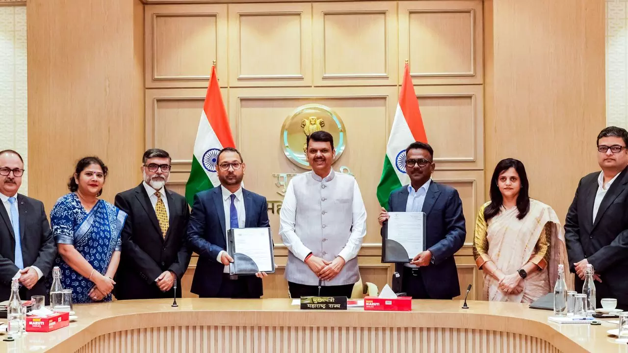 सांसदों-विधायकों को खड़े होकर करें सलाम, माननीयों को सम्‍मान देने के आदेश पर महाराष्‍ट्र में मचा बवाल