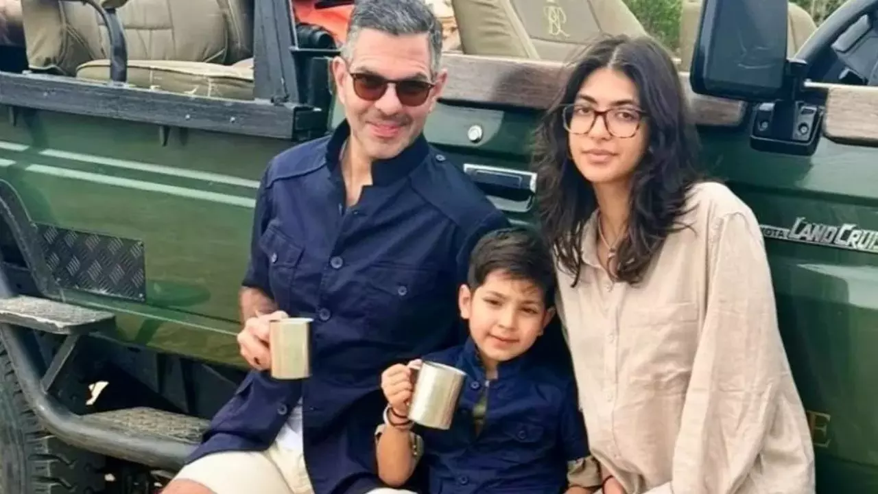 30,000 करोड़ के प्रॉपर्टी के बाद चर्चा में आई Karisma Kapoor की बेटी, 95 लाख है Samaira Kapoor की कॉलेज फीस