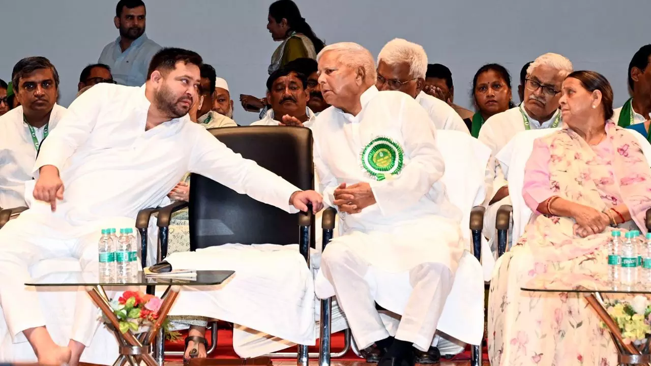 लालू परिवार में बगावत! 3 तरफ से घिरी RJD, राबड़ी आवास से रोहिणी को निकाले जाने के बाद मचा बवाल