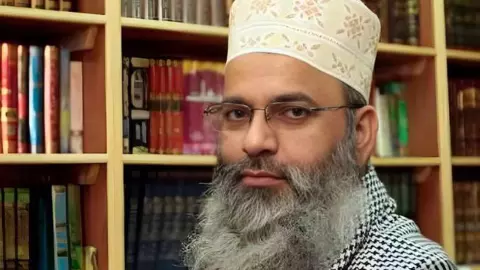 लंदन में बैठकर 4 साल तक यूपी सरकार से सैलरी ले रहा था मौलाना, 3-4 बार गया था पाकिस्तान; एटीएस ने कैसे किया खुलासा? लंदन में बैठकर 4 साल तक यूपी सरकार से सैलरी ले रहा था मौलाना, 3-4 बार गया था पाकिस्तान; एटीएस ने कैसे किया खुलासा?