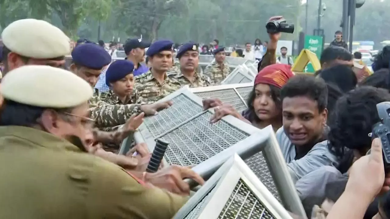 दिल्ली में प्रदूषण के खिलाफ उबाल: इंडिया गेट पर प्रदर्शन, पुलिस पर मिर्ची स्प्रे से हमला; आखिर क्या थी वजह?