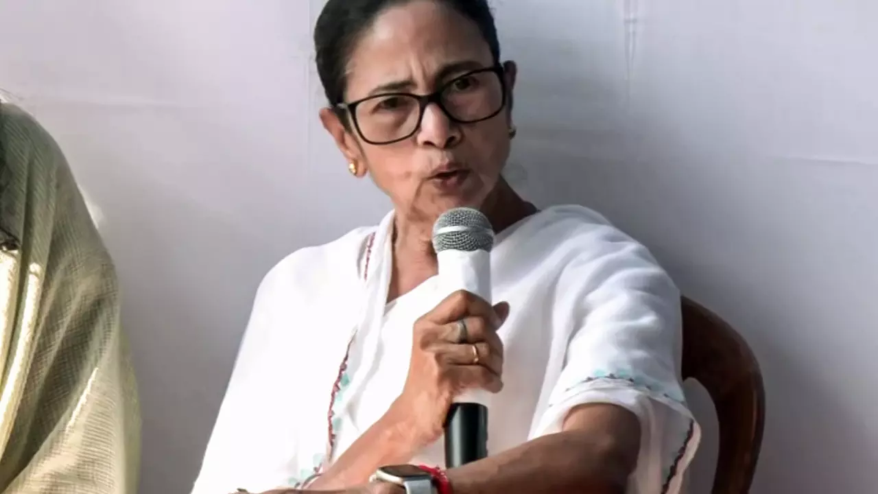 SIR को लेकर ममता का हमला! EC को फिर लिखी चिट्ठी, आवासीय परिसरों में पोलिंग स्टेशनों पर उठाए सवाल