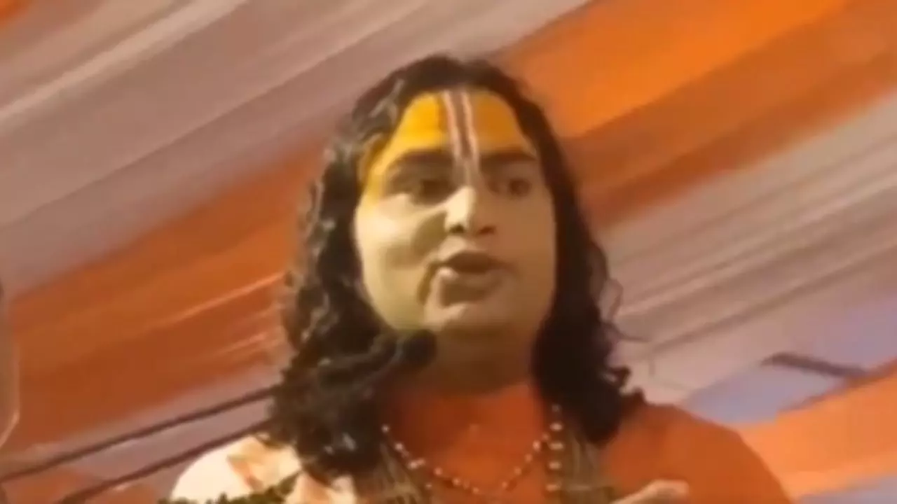 बॉलीवुड दे रहा लव जिहाद को बढ़ावा! PK जैसी फिल्में बिगाड़ रही माहौल, हरिद्वार के समारोह में बोले अनिरुद्धाचार्य | Video