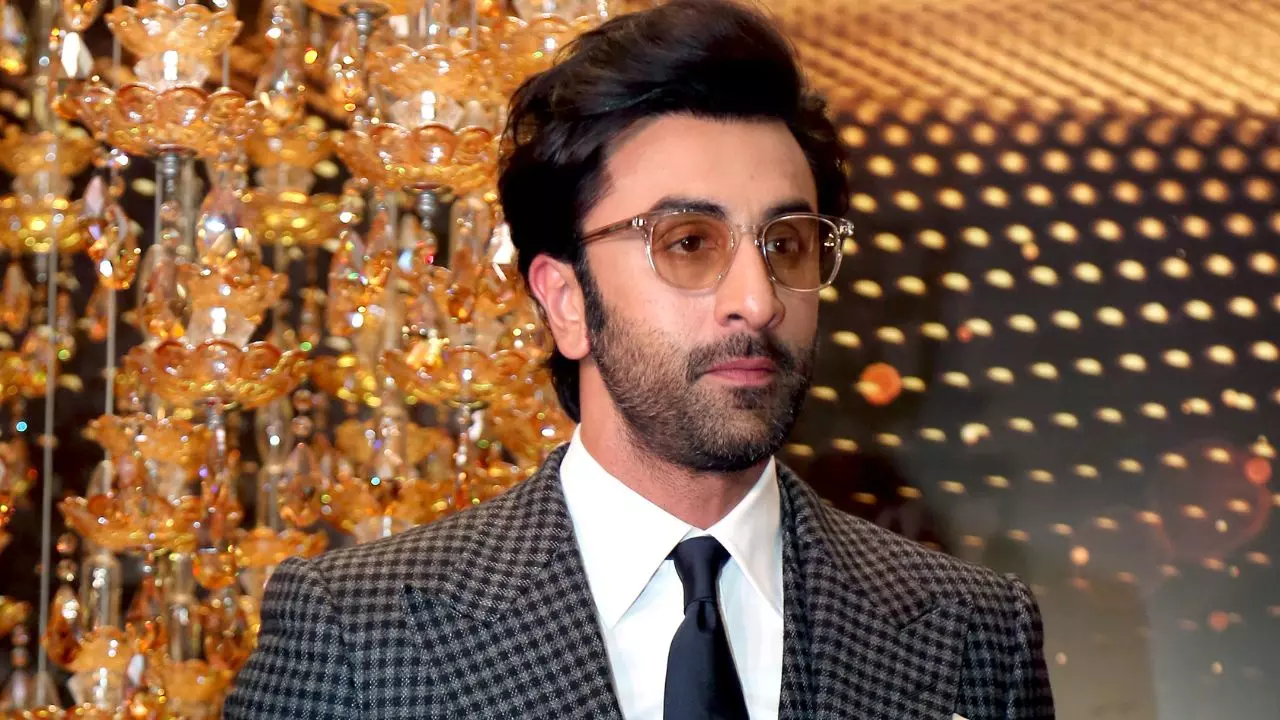 Ramayan के लिए झूठा पीआर....Dining With the Kapoors में नॉनवेज खाते दिखे Ranbir Kapoor, फैंस के घेरे में आए एक्टर