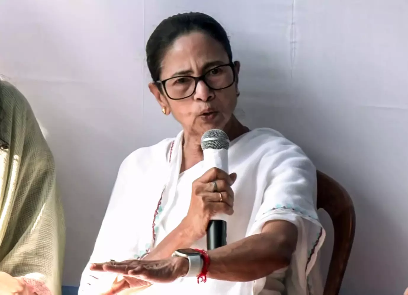 SIR को लेकर ममता का हमला! EC को फिर लिखी चिट्ठी, आवासीय परिसरों में पोलिंग स्टेशनों पर उठाए सवाल