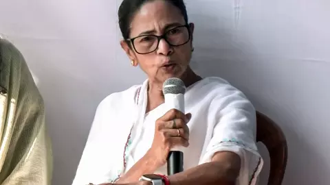 SIR को लेकर ममता का हमला! EC को फिर लिखी चिट्ठी, आवासीय परिसरों में पोलिंग स्टेशनों पर उठाए सवाल