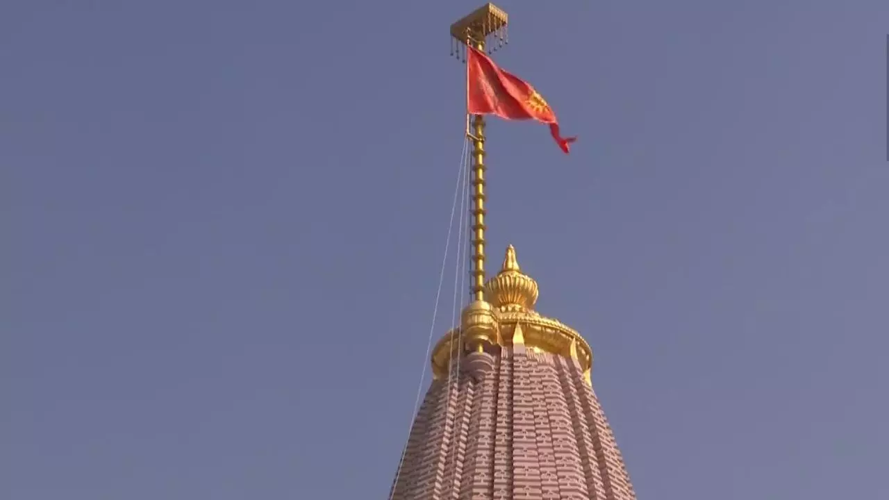 जयकारों से गूंज रही अयोध्या नगरी... पीएम मोदी ने राम मंदिर के शिखर पर फहराया धर्मध्वज | Video