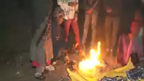 ठंड और प्रदूषण की डबल मार: दिल्ली–NCR में सांस लेना हुआ मुश्किल; यूपी-बिहार में शीतलहर ने मचाया कहर ठंड और प्रदूषण की डबल मार: दिल्ली–NCR में सांस लेना हुआ मुश्किल; यूपी-बिहार में शीतलहर ने मचाया कहर