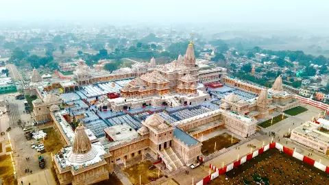 जयकारों से गूंज रही अयोध्या नगरी... राम मंदिर के शिखर पर फहराया जाएगा धर्मध्वज, पीएम मोदी ने रामलला गर्भगृह में की पूजा | Video