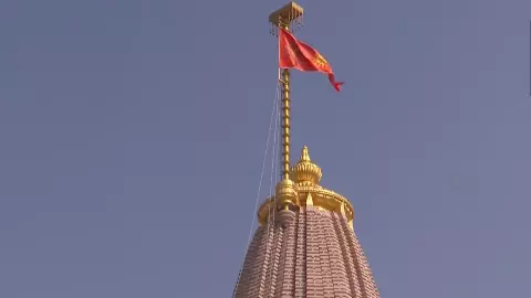 जयकारों से गूंज रही अयोध्या नगरी... पीएम मोदी ने राम मंदिर के शिखर पर फहराया धर्मध्वजा | Video