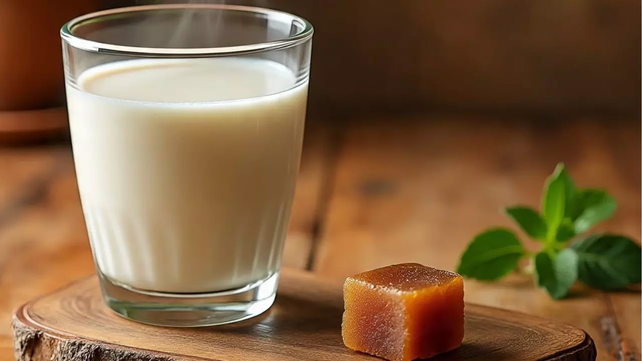 दूध में चीनी की जगह मिला लेंगे ये चीज, तो दोगुने हो जाएंगे फायदे