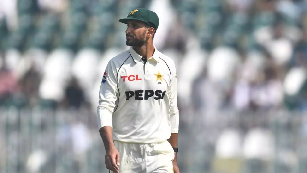 पाकिस्तान का कैप्टन बैठा है, आप बिल्कुल सवाल करें, प्रेस कॉन्फ्रेंस में हो गया ड्रामा