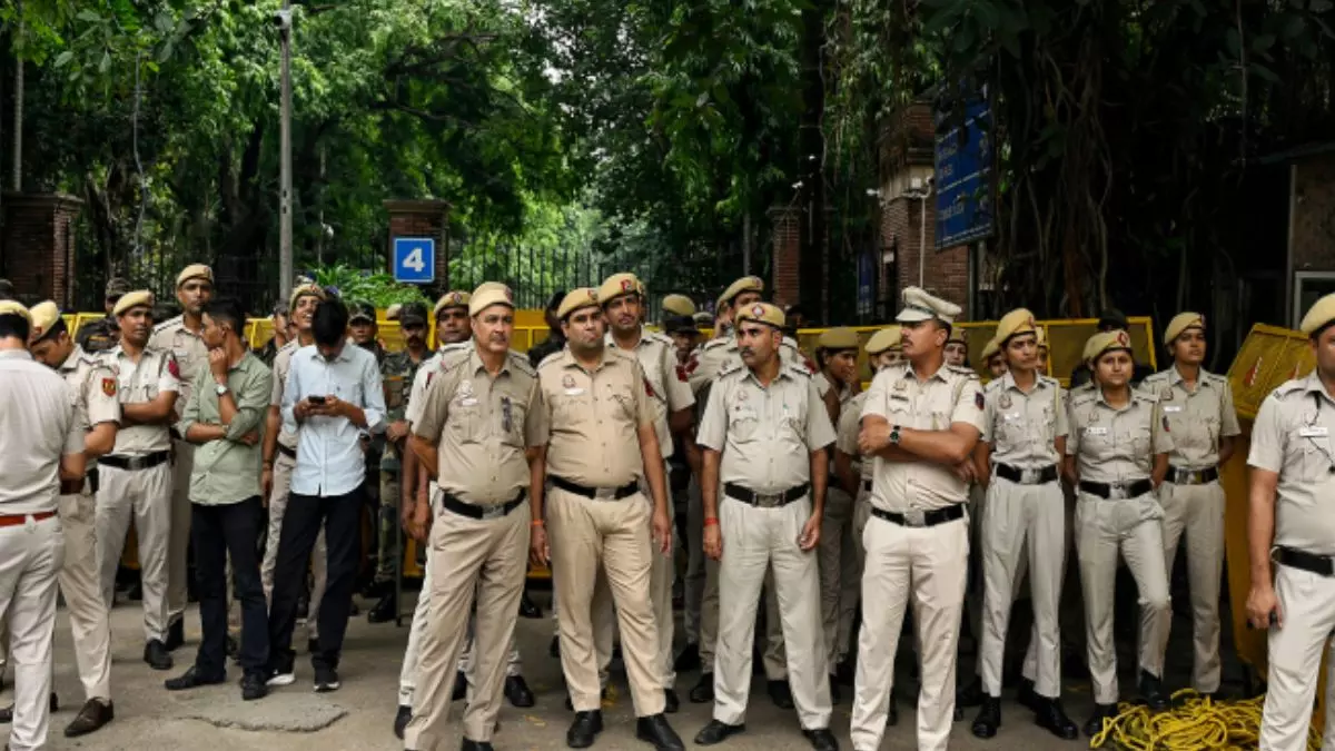 आंखों में खुजली पाउडर फेंक लूटे 8.5 लाख रुपये, राजधानी दिल्ली में लूटपाट का अनोखा तरीका