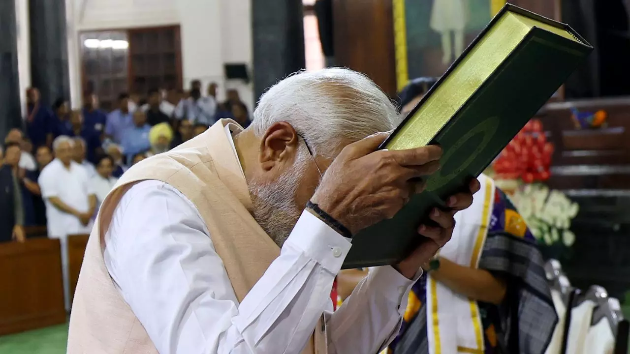 Constitution Day: भारत के संविधान की ऐतिहासिक यात्रा, अहम संशोधन और वे फैसले जिन्होंने लोकतंत्र की दिशा बदल दी