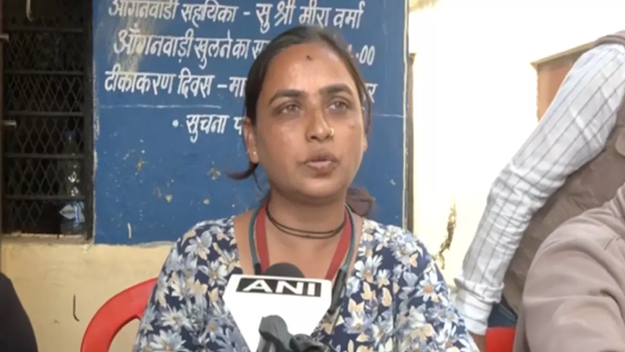 SIR: कौन हैं BLO नीलू गौड़ जो मां के निधन के बाद भी काम पर लौटीं? समर्पण देख इंदौर के DM ने की तारीफ, बनी मिसाल