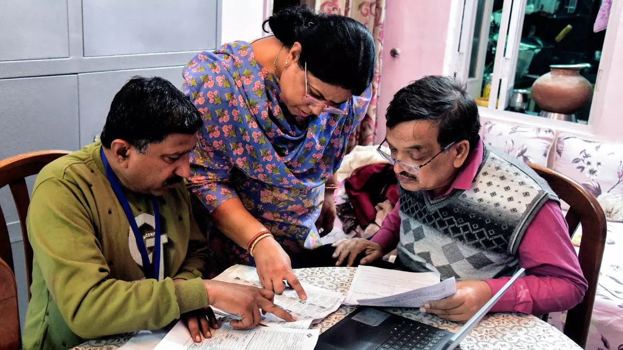 UP में SIR का काउंटडाउन शुरू! अगर गलती हुई तो मतदाता सूची से हट सकता है नाम, समय रहते कर लें 7 काम