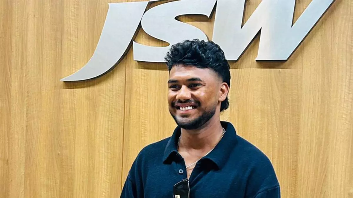 कौन हैं Kartik Sharma, जिन्हें  JSW Sports ने किया साइन? रणजी ट्रॉफी के डेब्यू मैच में जड़ चुके हैं शतक