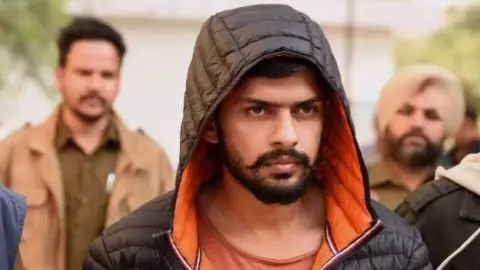 कौन है गैंगस्टर हैरी बॉक्सर जिसने गोल्डी बराड़ को दी मारने की धमकी? जानें उसकी क्राइम कुंडली कौन है गैंगस्टर हैरी बॉक्सर जिसने गोल्डी बराड़ को दी मारने की धमकी? जानें उसकी क्राइम कुंडली