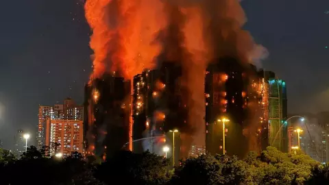 हांगकांग में भीषण आग का कहर! 7 हाई-राइज इमारतें राख, 13 की मौत, सैकड़ों बेघर- देखिए भयावह वीडियो