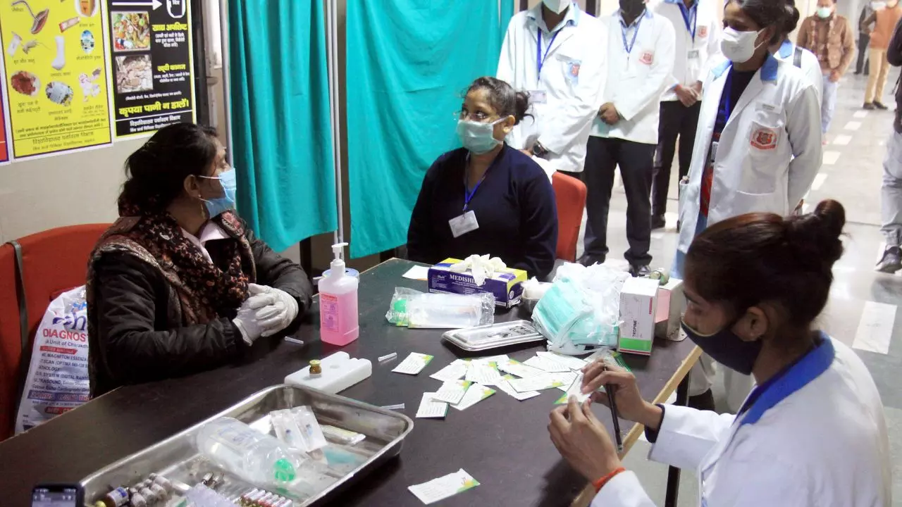 क्या वैक्सीन का असर खत्म इसलिए फिर से Active हो गया Covid 19? महाराष्ट्र से दिल्ली तक कोरोना का कहर