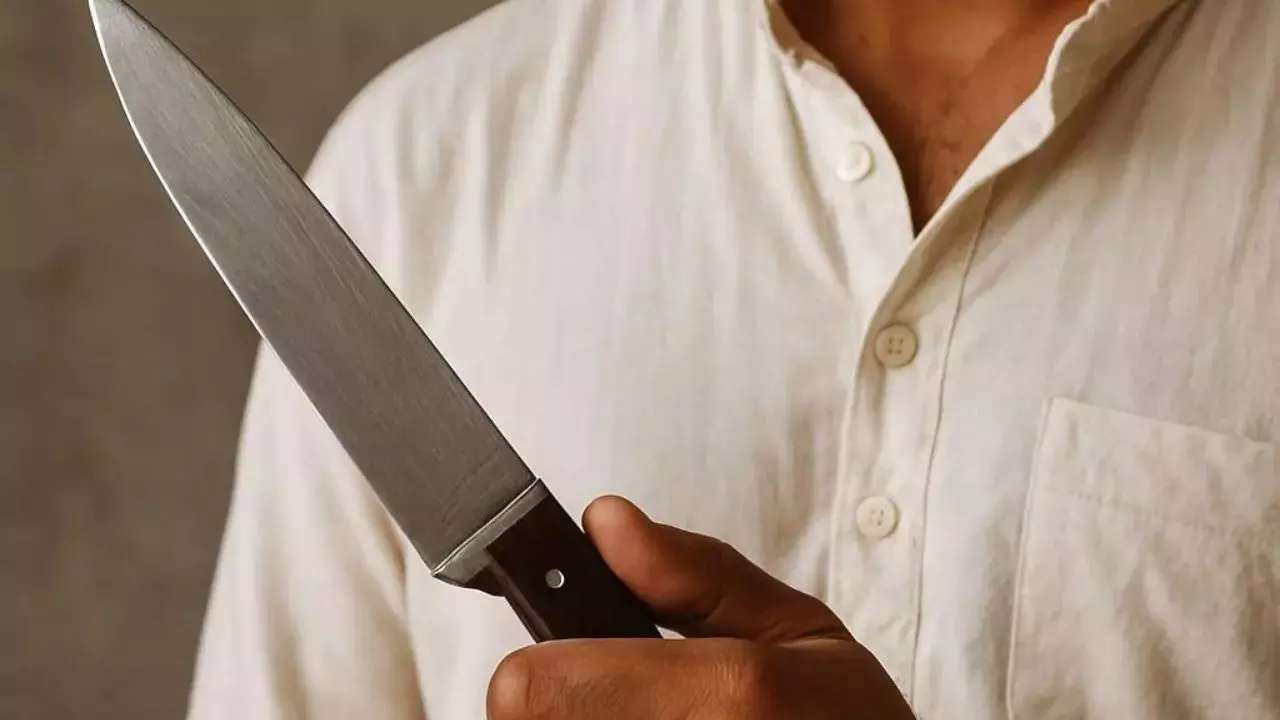 चाकू दिखाकर भाई के साथ संबंध बनाने को किया मजबूर, फिर वीडियो बनाकर लड़की के साथ किया रेप