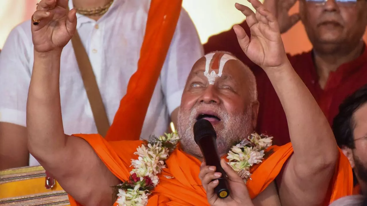 WIFE की फुलफॉर्म... पत्नी आनंद का खिलौना जगद्गुरु रामभद्राचार्य के बयान पर भड़के लोग, सोशल पर छिड़ी बहस | Video