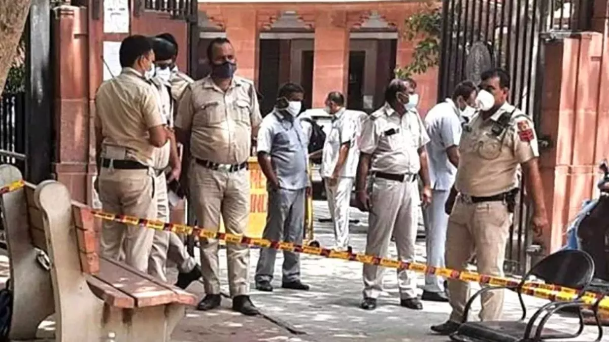 करोड़पति कांस्टेबल; केवल 7 साल की नौकरी में इतनी संपत्ति, छापेमारी में नकदी के अलावा लाखों के गहने बरामद