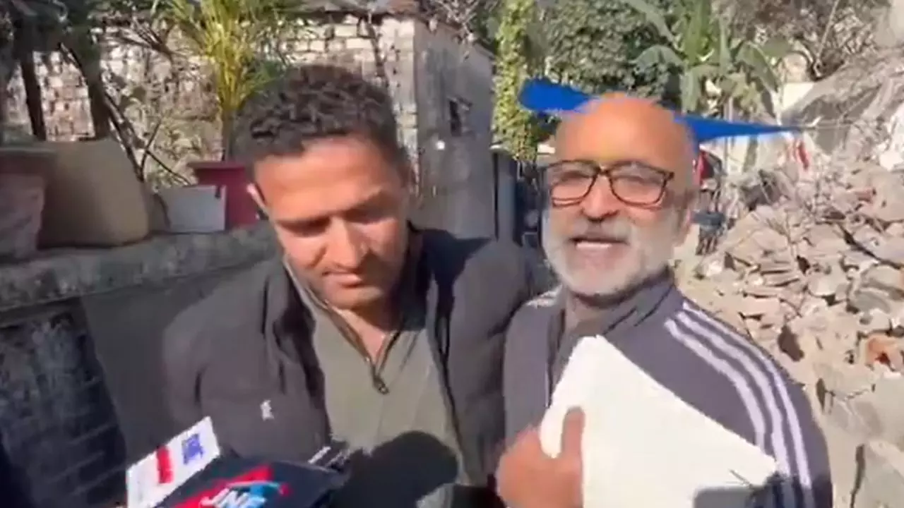 जम्मू डेमोलिशन में पत्रकार का घर टूटा तो हिंदू पड़ोसी ने दी मकान के लिए पांच मरला जमीन, क्या बोले सीएम उमर?