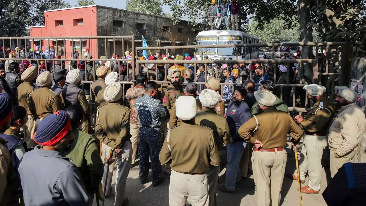 पंजाब में हड़कंप! हड़ताली कर्मचारियों को सरकार ने एक झटके में किया बर्ख़ास्त, जुर्माना भी ठोका