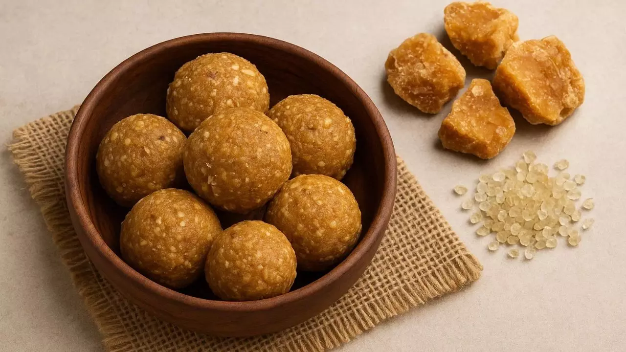 Jaggery and Gond Laddoo : सर्दियों में सेहत का रामबाण हैं गुड़ गोंद के लड्डू, जानें पूरी आसान रेसिपी और फायदे