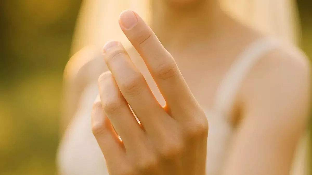 चमकदार स्किन के लिए अपनाएं ये पांच आदतें, जानिए क्या है मॉर्निंग रूटीन से नाईट रूटीन की स्किन केयर