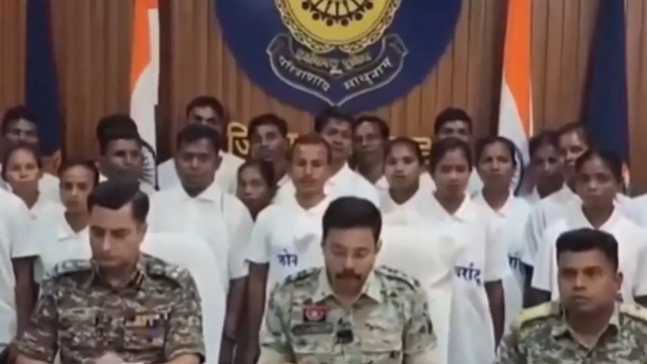 37 नक्सलियों ने एक साथ किया सरेंडर, 12 महिलाएं थीं शामिल; जानें सरकार क्यों देगी सभी को 50-50 हजार रुपये