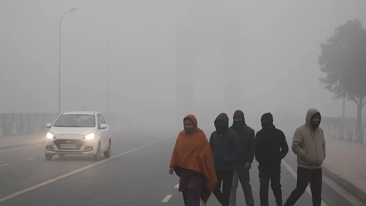 दिल्ली में न्यूनतम तापमान 7-9°C, AQI फिर गंभीर, यूपी-बिहार में घने कोहरे की चेतावनी; जानें अपने राज्य का हाल