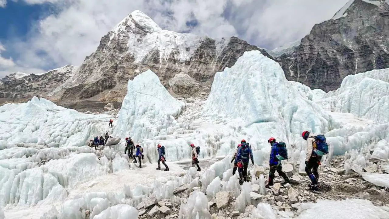 चीन ने माउंट एवरेस्ट को कहा ‘चोमोलुंगमा’, क्या बदलेगा दुनिया की सबसे ऊंची चोटी का नाम?
