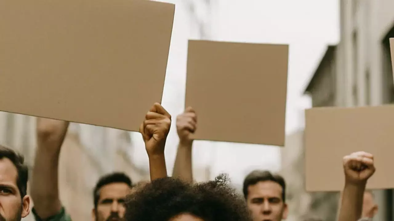 ढाका में लहराए हिज्ब उत-तहरीर के झंडे, क्या भारत की पूर्वी सीमा पर मंडरा रहा है नया खतरा?