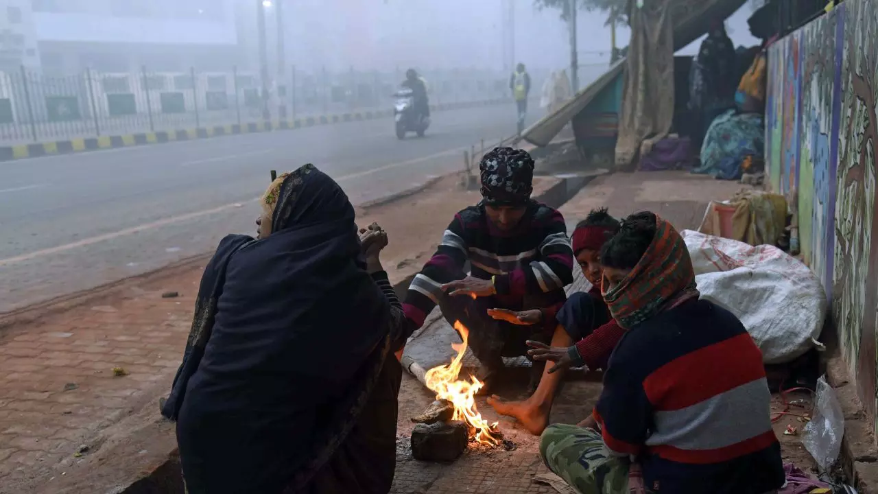 8 डिग्री तक लुढ़का तापमान: दिल्ली-NCR में अब दिन-रात एकसाथ ठंड का डबल अटैक, बिहार में घने कोहरे का अलर्ट