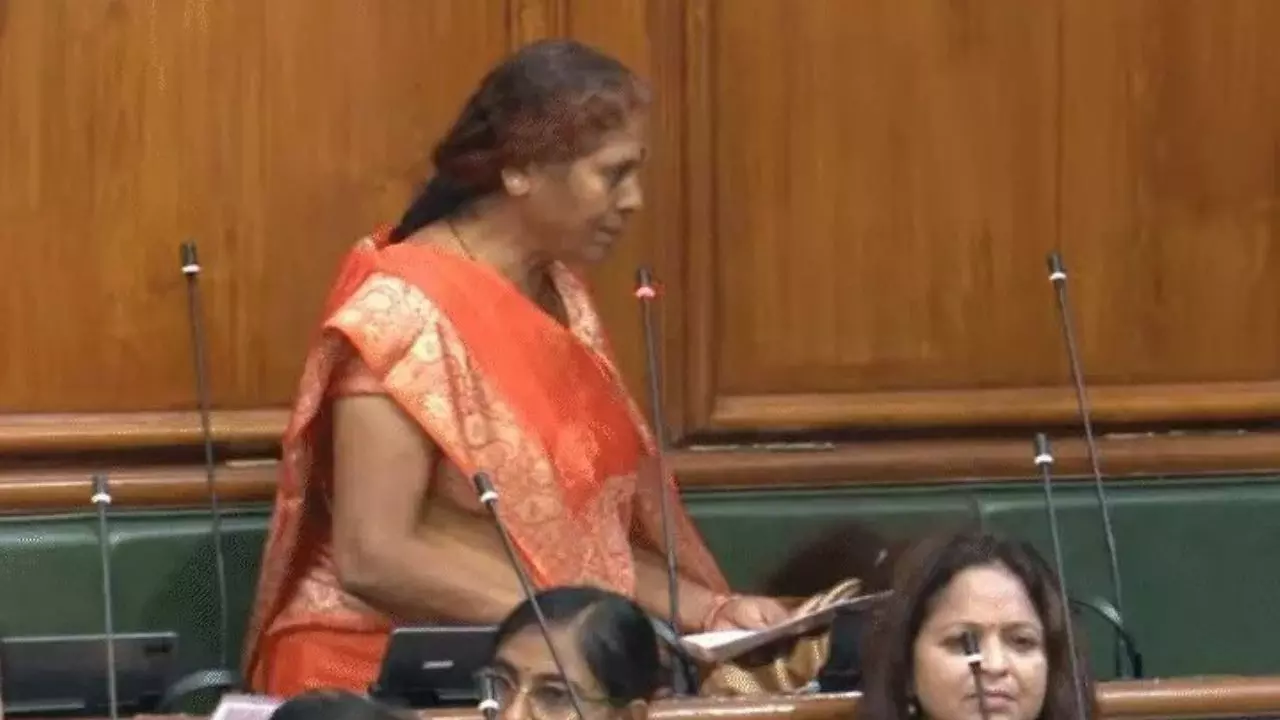 ए मनोरमा, बता ना यार... शपथ भी नहीं पढ़ पाईं नवादा विधायक विभा देवी, बगल में बैठी MLA ने की मदद