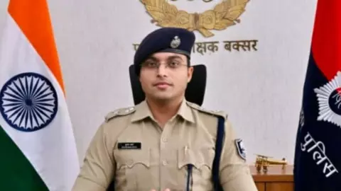 ड्यूटी में लापरवाही के चलते 100 पुलिसवालों की रोक दी थी सैलरी, छापेमारी में माहिर, कौन हैं IPS शुभम आर्य जिन्होंने ई-मालखाना किया शुरू? ड्यूटी में लापरवाही के चलते 100 पुलिसवालों की रोक दी थी सैलरी, छापेमारी में माहिर, कौन हैं IPS शुभम आर्य जिन्होंने ई-मालखाना किया शुरू?