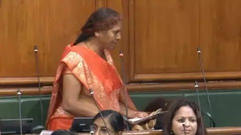 ए मनोरमा, बता ना यार... शपथ पढ़ते समय घबराईं नवादा विधायक विभा देवी, बगल में बैठी MLA ने की मदद