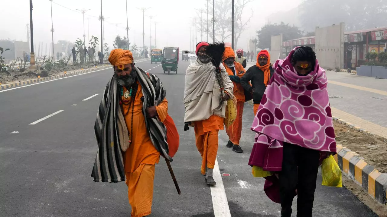 उत्तर भारत में कड़ाके की ठंड की दस्तक, यूपी-बिहार में पारा लुढ़का; दिल्ली में फिर एक्यूआई 301 के पार