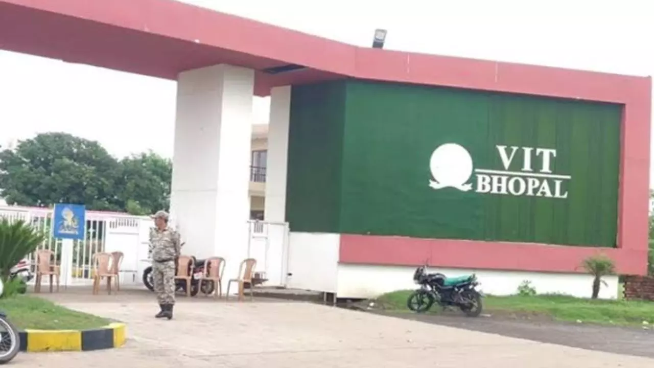 VIT भोपाल हिंसा पर बड़ा खुलासा, पीलिया फैलने की जानकारी को छिपाया; यूनिवर्सिटी मैनेजमेंट की गुंडागर्दी का भंडाफोड़