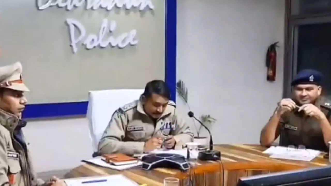 गर्भवती महिला के साथ टॉयलेट में किया रेप, पंचायत में बोला आरोपी- 1 लाख रुपये लो, मामला रफा-दफा करो वरना...